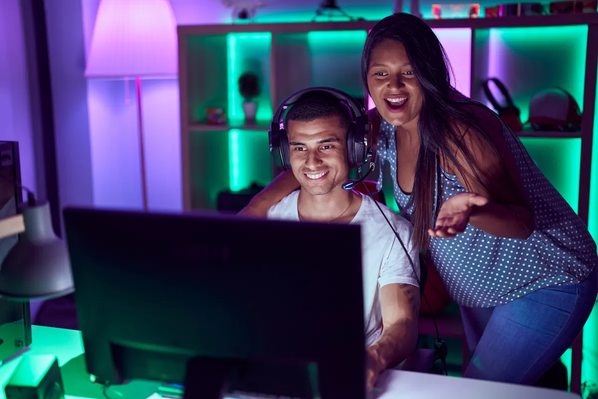 casal jogando jogos para computador