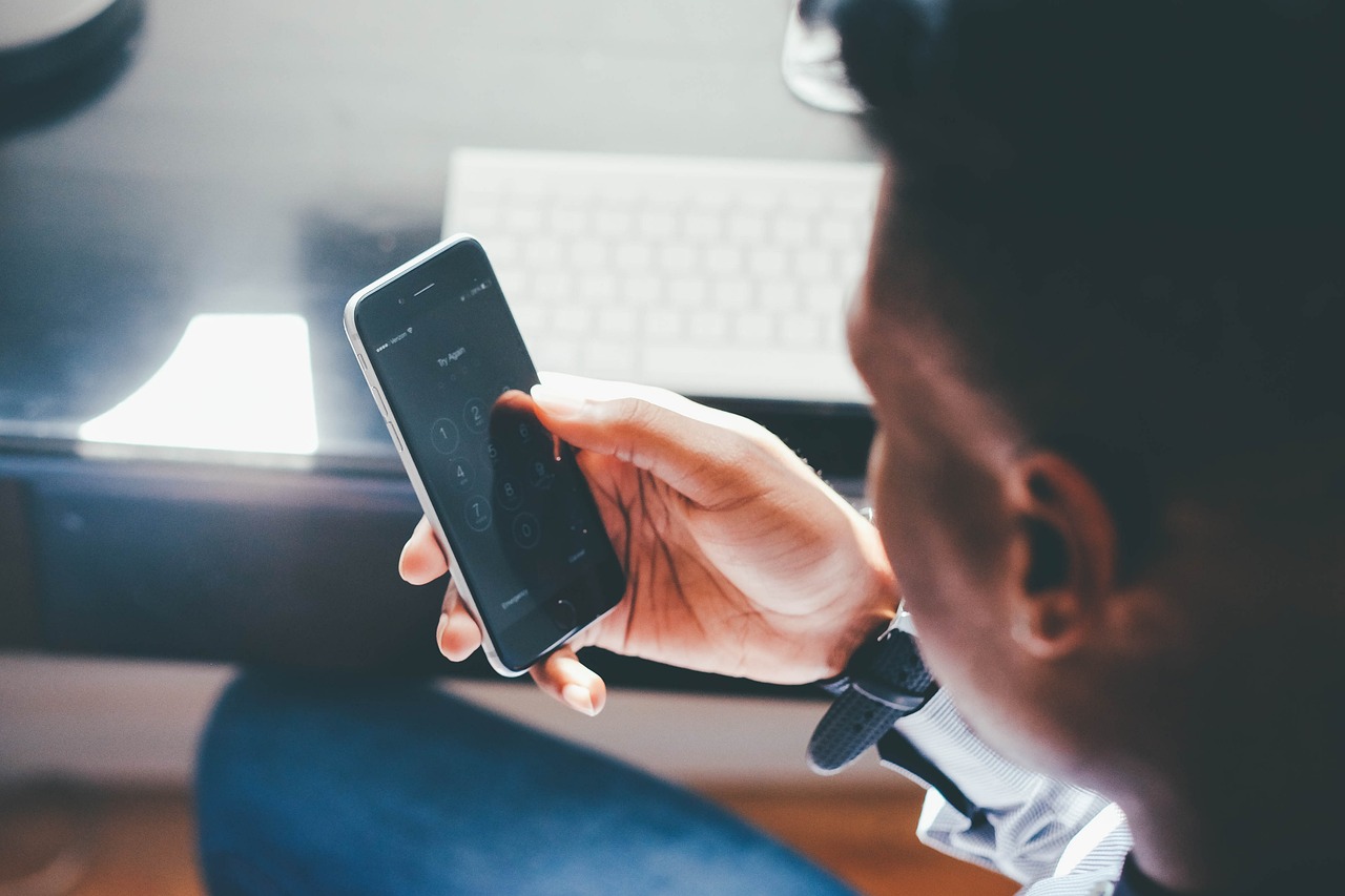 O futuro dos smartphones: 8 tendências para observar homem digitando senha no whatsapp gb