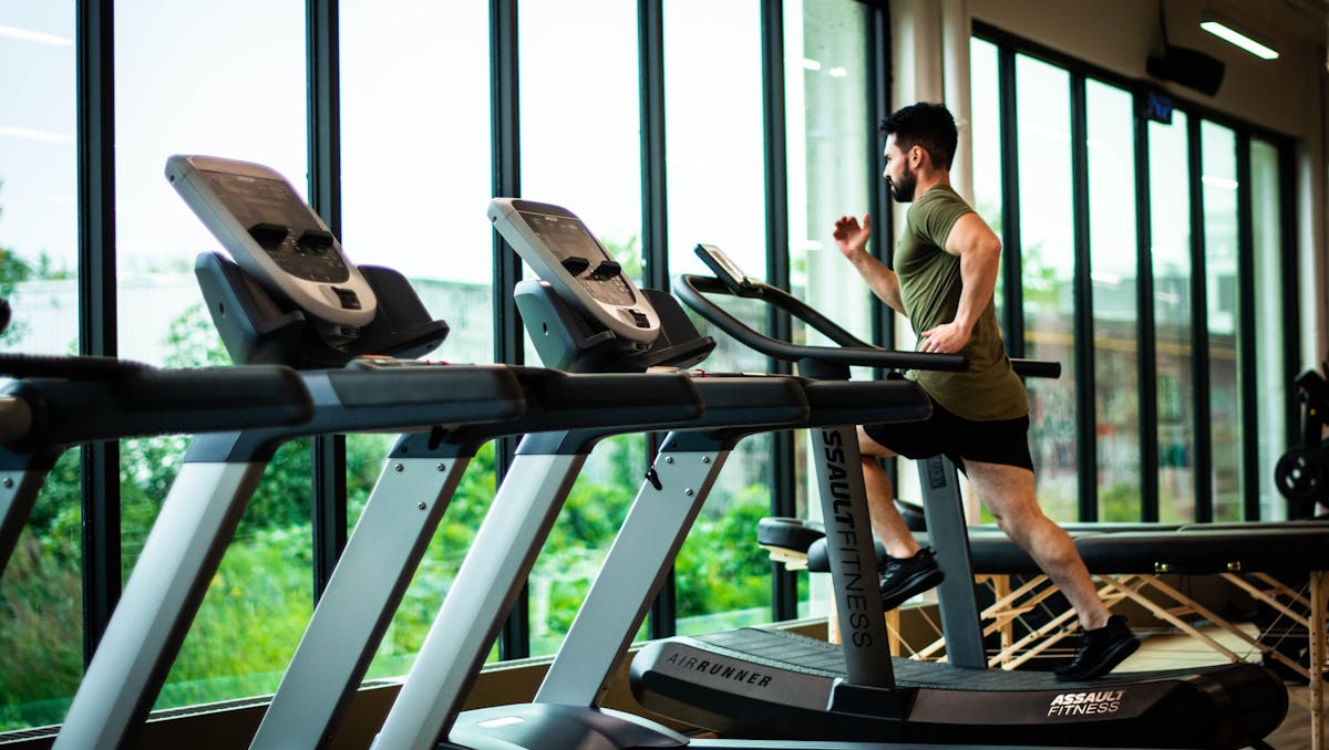 Gadgets para Treinos: Transforme Sua Rotina de Exercícios homem usando gadgets para treinos