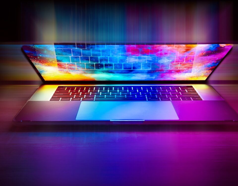 Guia Completo sobre Notebooks: como escolher + dicas imagem de um notebook semi aberto