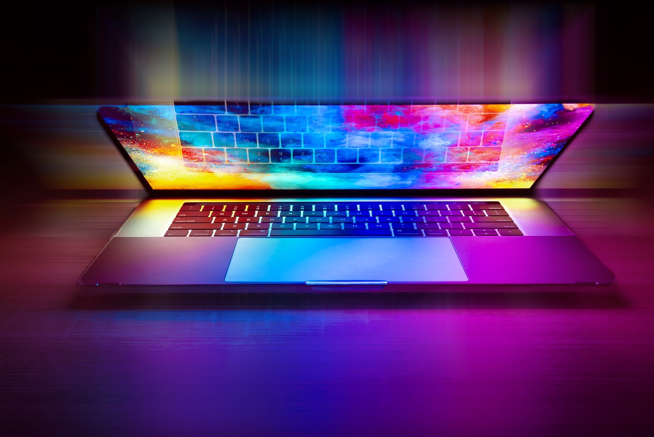 8 dicas para melhorar o desempenho do notebook imagem de um notebook semi aberto