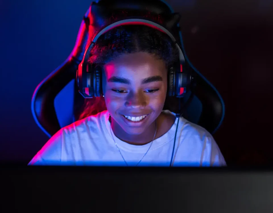 Jogos para Computador: últimas tendências e atualizações jovem jogando jogos para computador