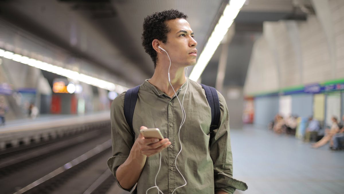 Fones de Ouvido: tipos, tecnologias e como escolher jovem usando fone de ouvido
