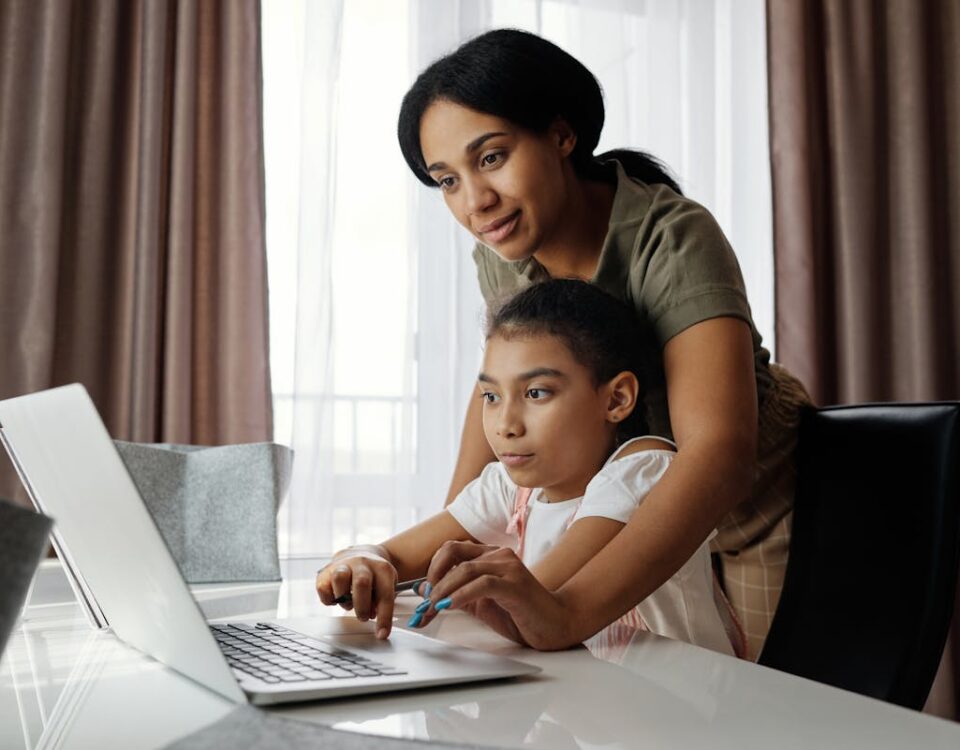 Tecnologia na vida das crianças: impactos e benefícios mãe auxiliando inclusão de tecnologia na vida da criança