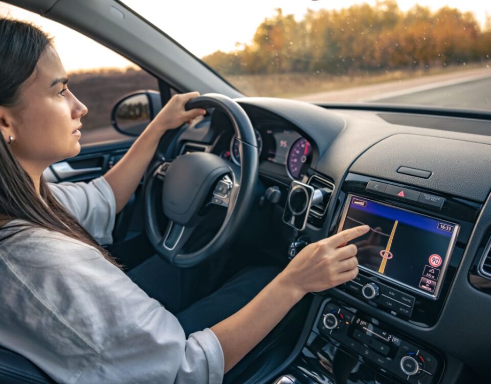 Gadgets para Carros: quais são e seus benefícios mulher interagindo com gadgets para carros