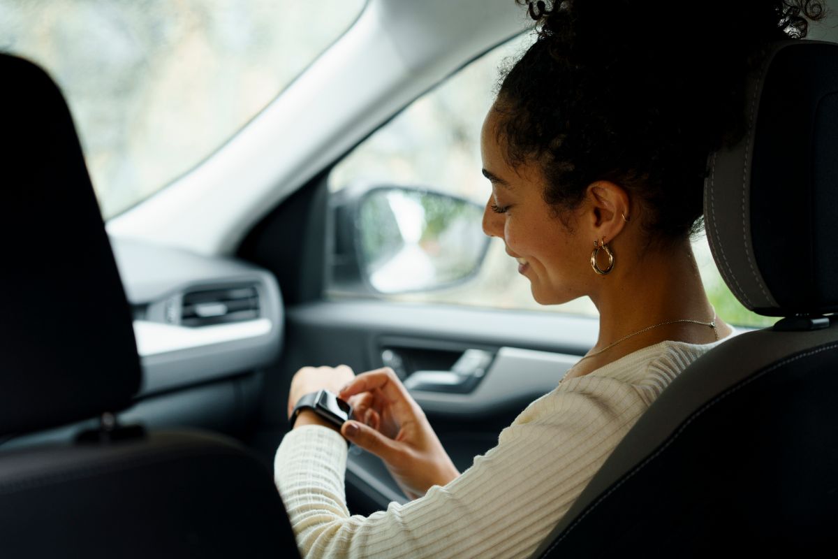 Gadgets para Carros: quais são e seus benefícios mulher usando gadget com gadgets para carros