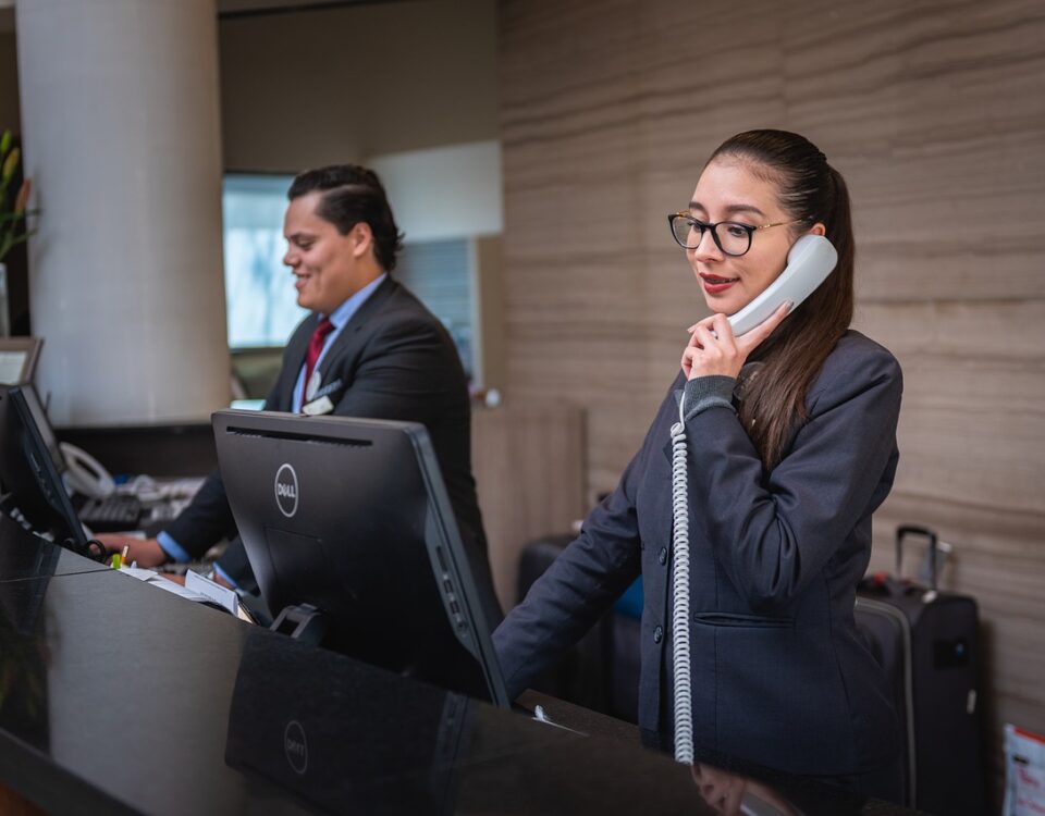 Tecnologia na Hotelaria: tendências e mudanças mullher utilizando tecnologia em hotelaria