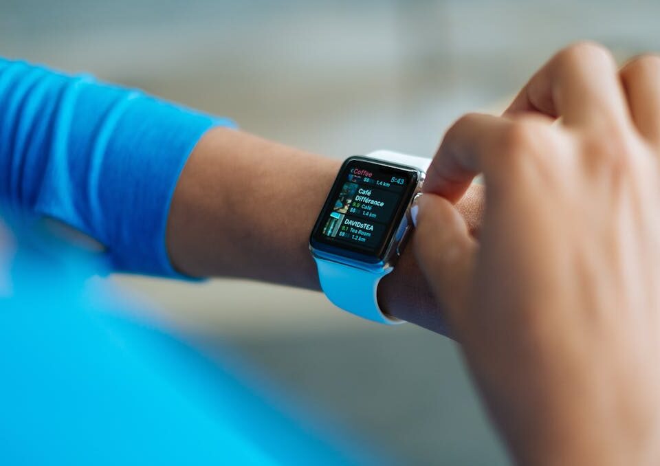 Gadgets para Treinos: Transforme Sua Rotina de Exercícios pessoa usando gadget para treino