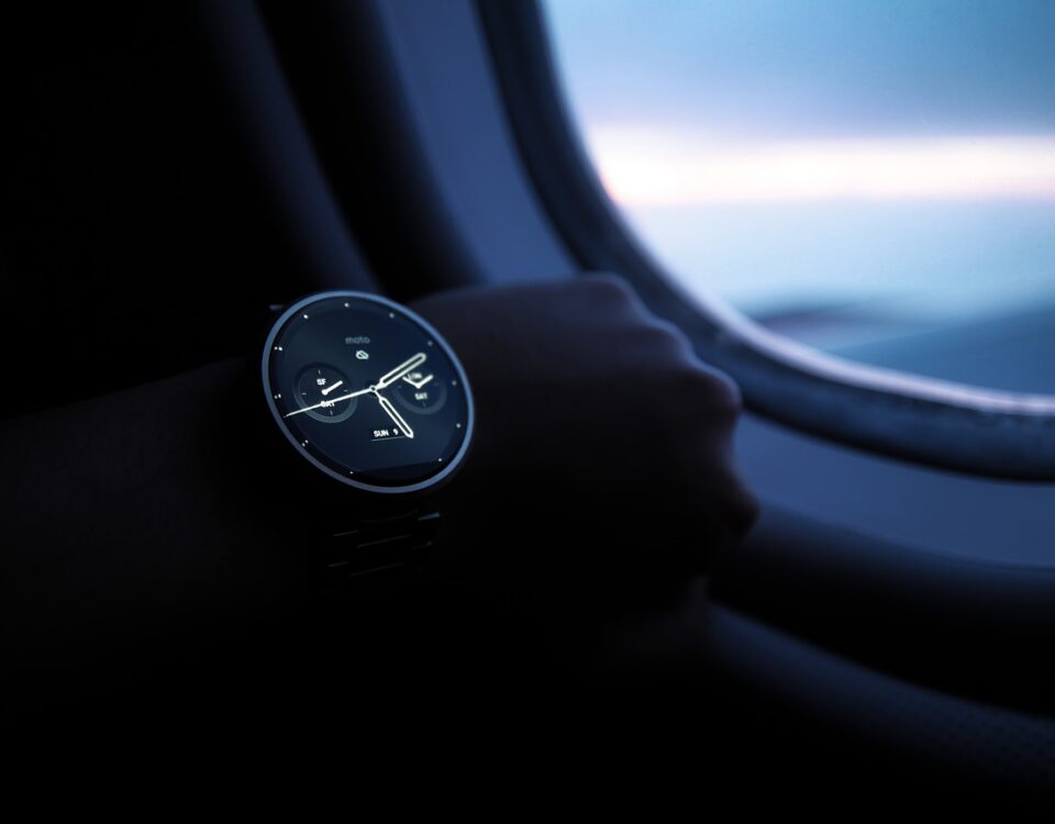 Guia sobre Smartwatches: funcionalidade e inovação pessoa usando smartwatche em um avião