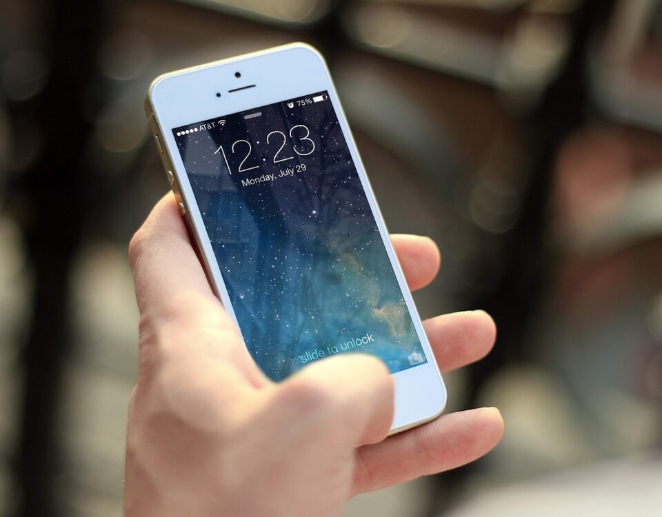 Smartphones: tudo o que você precisa saber pessoa utilizando um smartphone