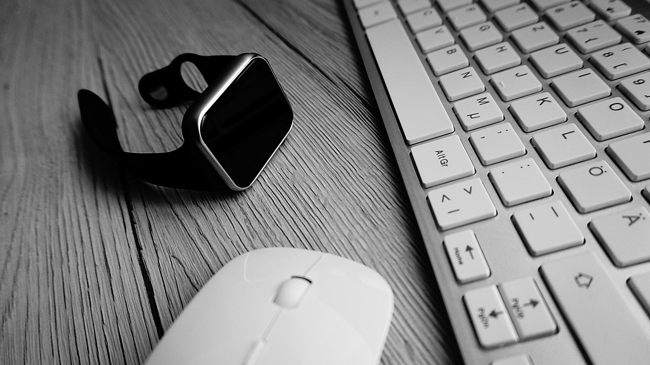Guia sobre Smartwatches: funcionalidade e inovação smartwatche em uma mesa de computador