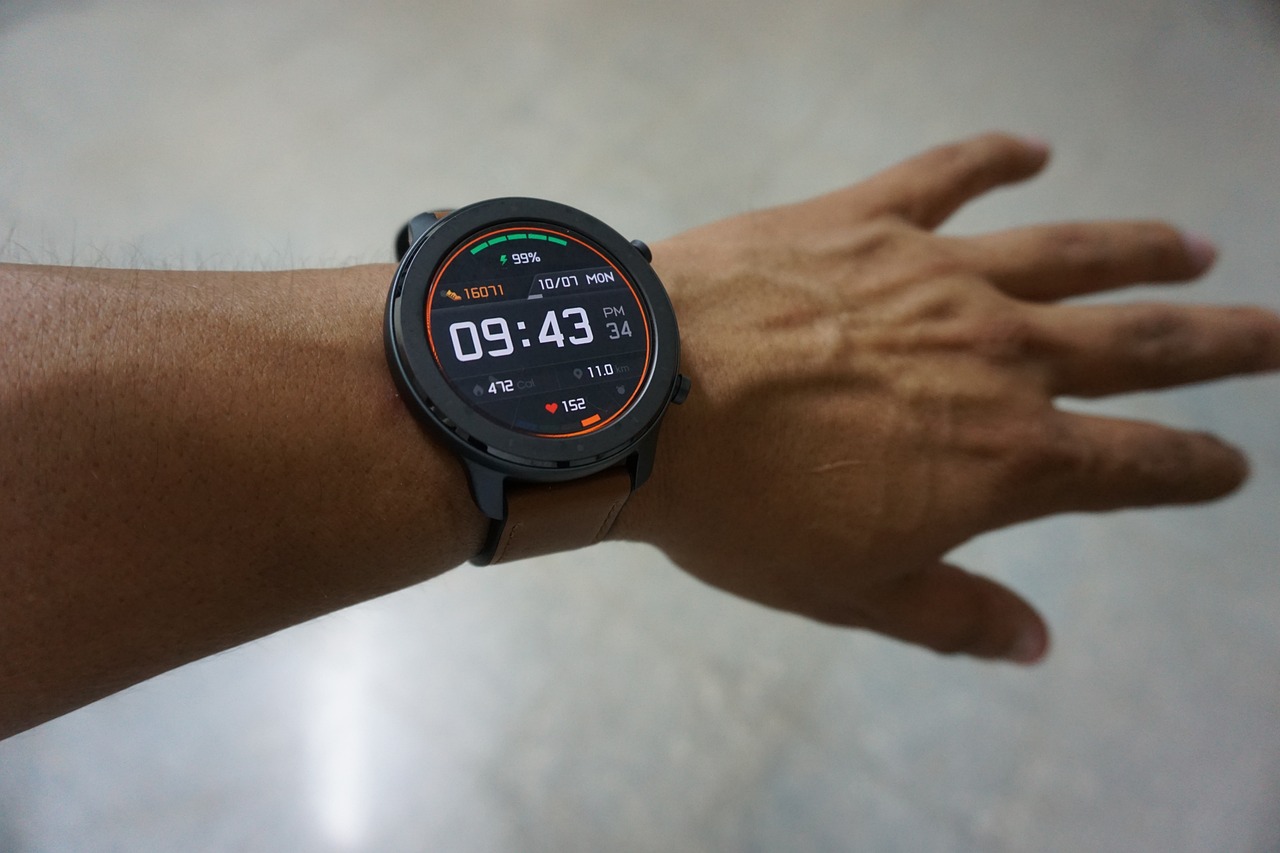 Gadgets com 5G: benefícios, tipos e tendências usando um dos tipos de smartwatches esportivos