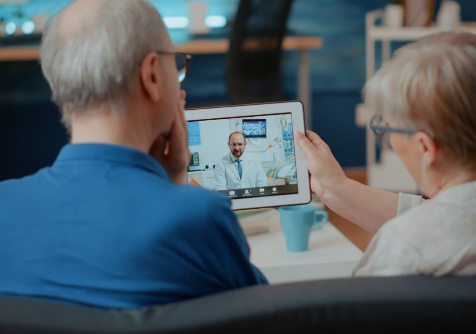 A Tecnologia por Trás da Telemedicina casal realizando consulta por telemedicina