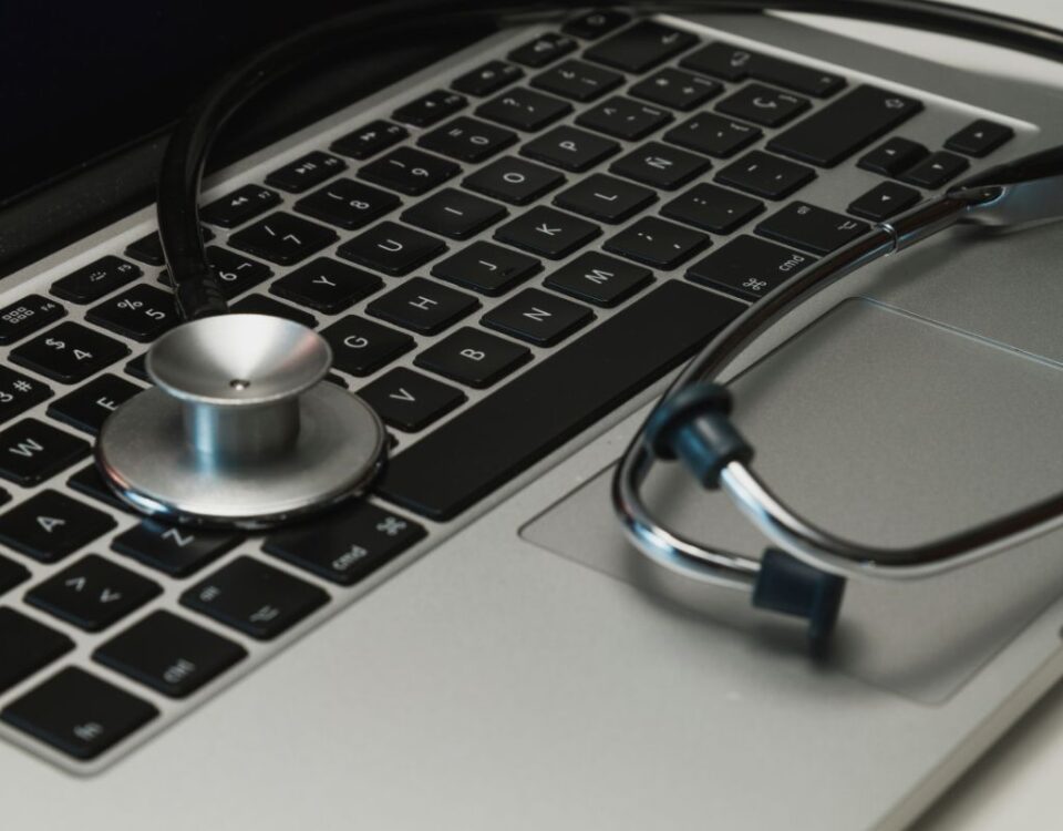 Inteligência Artificial na Predição de Doenças estetoscópio sobre um notebook