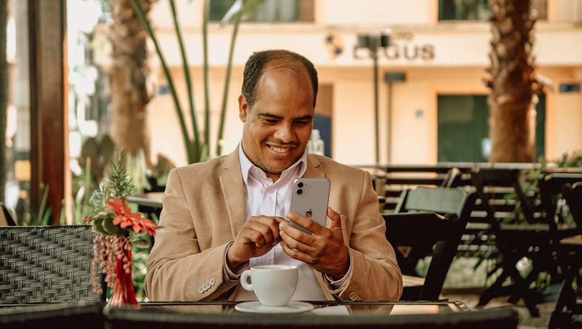 homem acessando site do restaurante para reserva