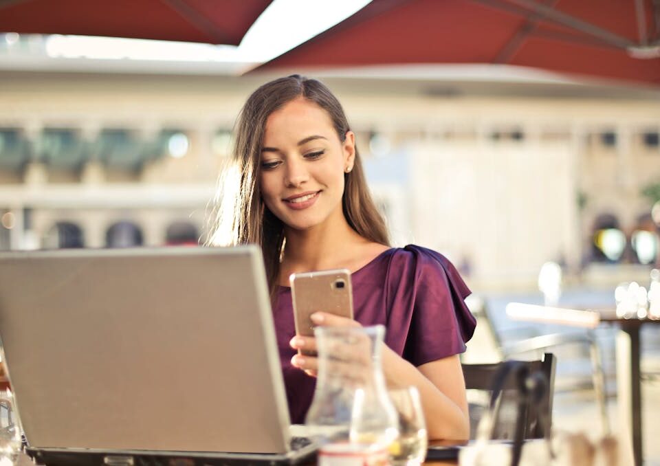 Aumente as reservas do seu restaurante com um site otimizado mulher realizando reserva em site de restaurante