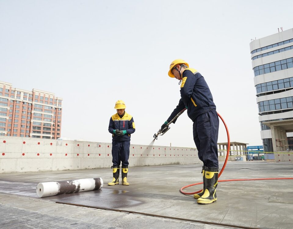 homens utilizando tecnologias de impermeabilização
