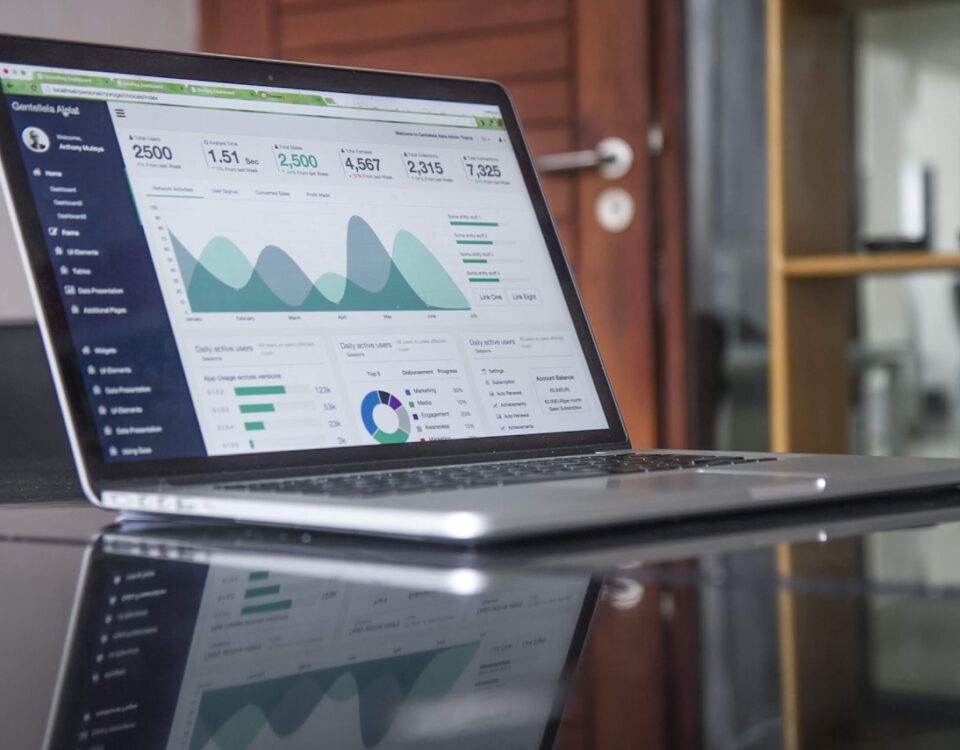Como criar campanhas de marketing personalizadas com Martech laptop computer on glass-top table