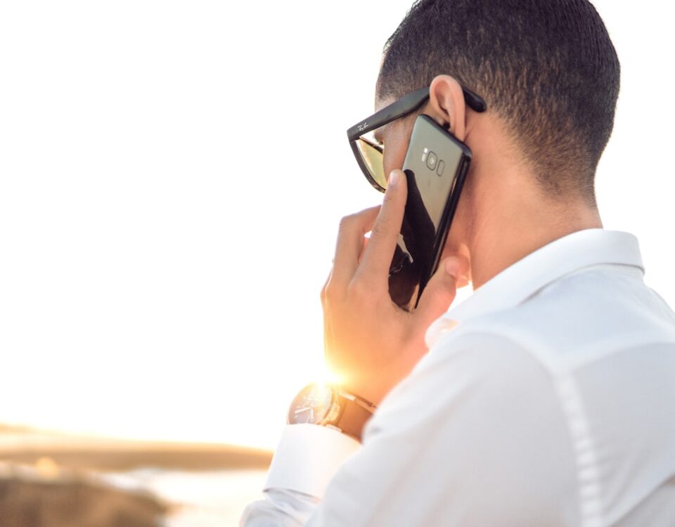 Inovação iSIM: o que é e como funciona o chip homem usando celular com isim