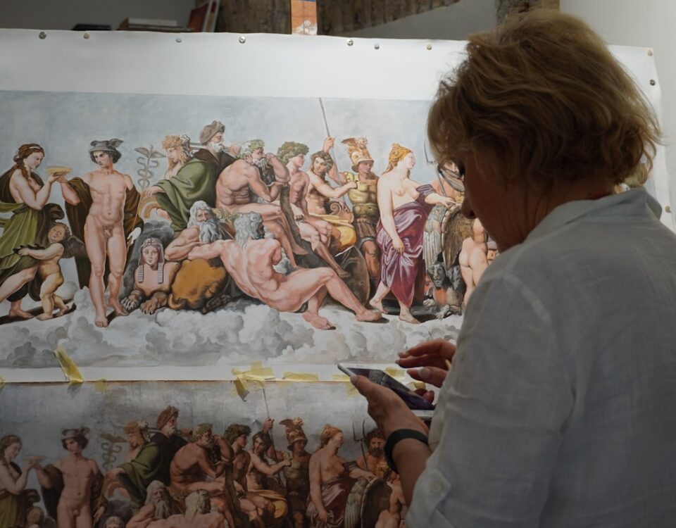 Restauração de Obras de Arte: como a tecnologia ajuda? mulher analisando restauração de obras de arte com tecnologia