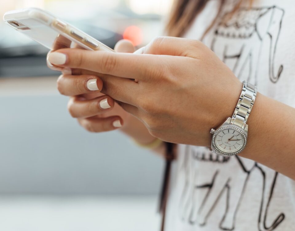 Como configurar um novo celular? mulher começando a configurar seu novo celular