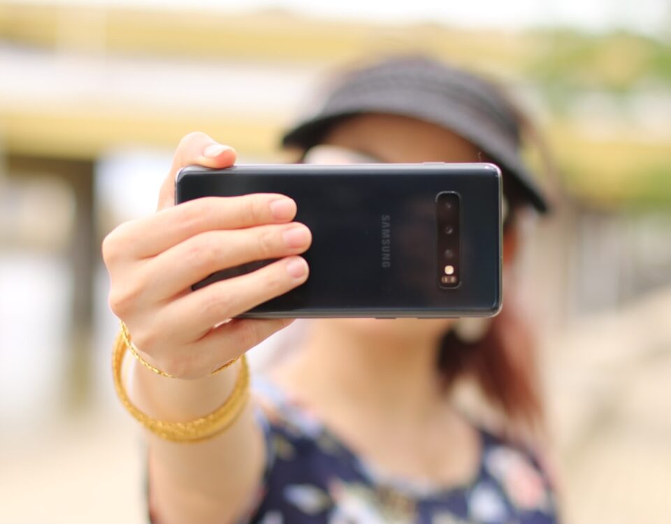 A Evolução da Tecnologia de Reconhecimento Facial mulher usando reconhecimento facial no celular