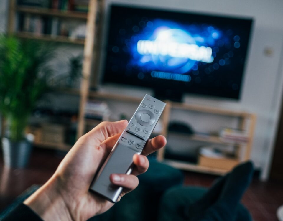 Tecnologia IPTV: o que é, como funciona e como utilizar? pessoa usando tecnologia iptv