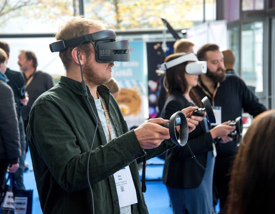 Realidade Virtual em Jogos: como funciona e benefícios pessoas usando realidade virtual em jogos