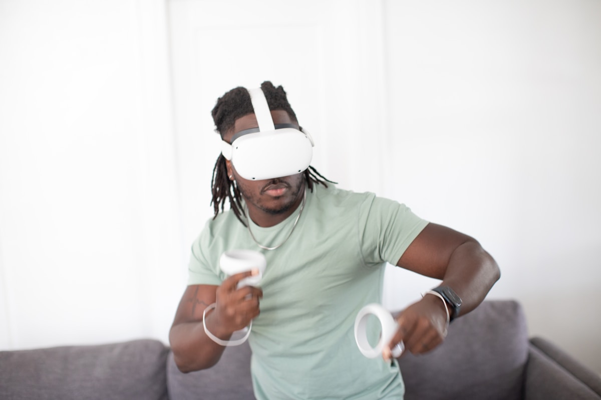 Jogos de Realidade Virtual: 3 opções e como funcionam homem jogando Jogos de Realidade Virtual