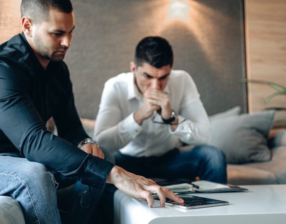 Como configurar alertas automáticos para novas avaliações online Man in Black Long Sleeve Shirt Touching Device on Surface