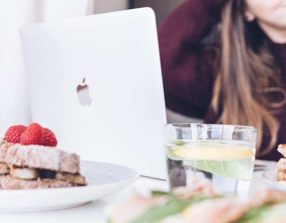 O impacto da inteligência artificial nas receitas culinárias clear drinking glass near silver MacBook