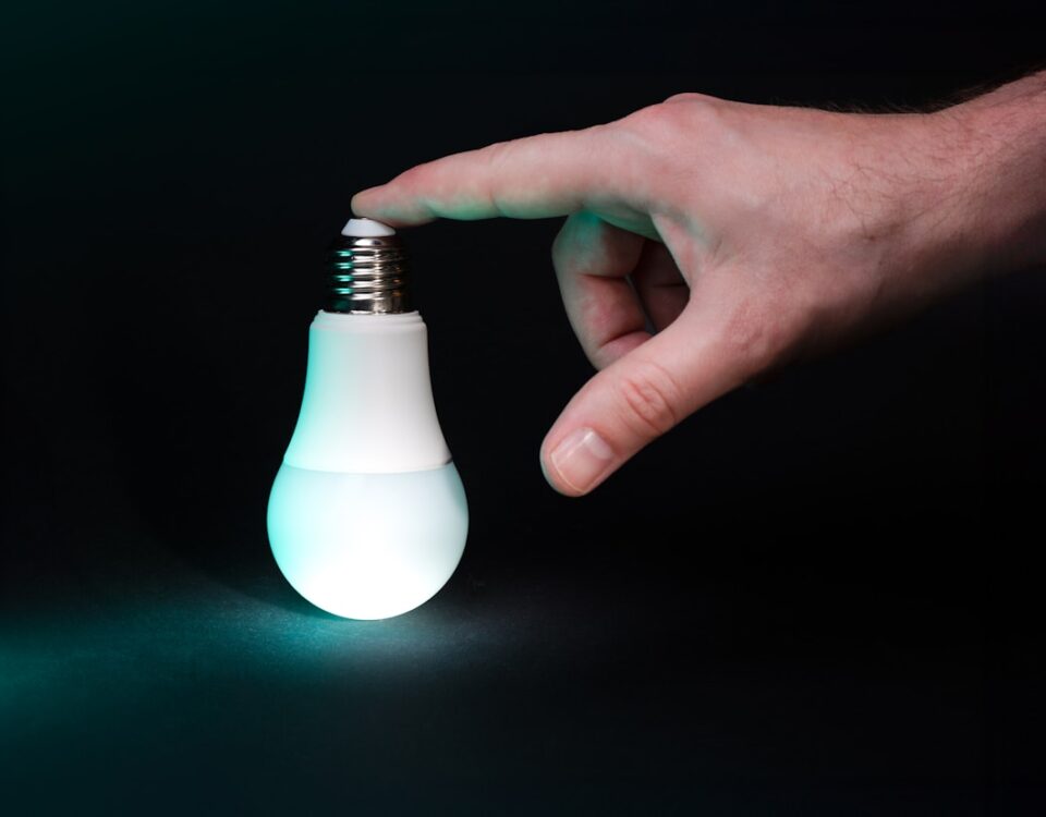 Como invenções acidentais influenciaram o desenvolvimento da tecnologia a light bulb being held by a hand