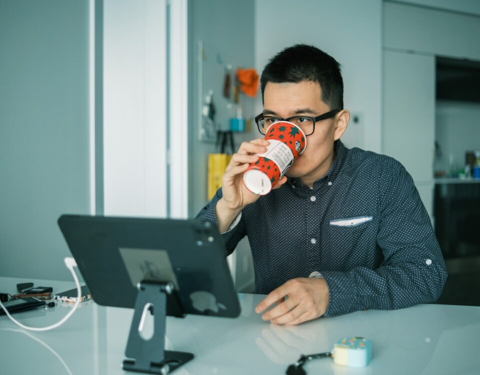 Tecnologia e Cognição: Como as Inovações Estão Moldando Nossas Mentes Tecnologia e Cognição: Como as Inovações Estão Moldando Nossas Mentes