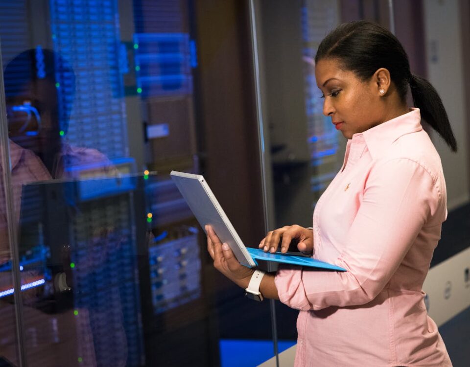 Guia para configurar um servidor VPS do zero Software Engineer using Laptop