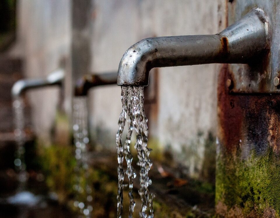 Como a tecnologia de desentupimento a jato está mudando o setor faucet, fountain, water