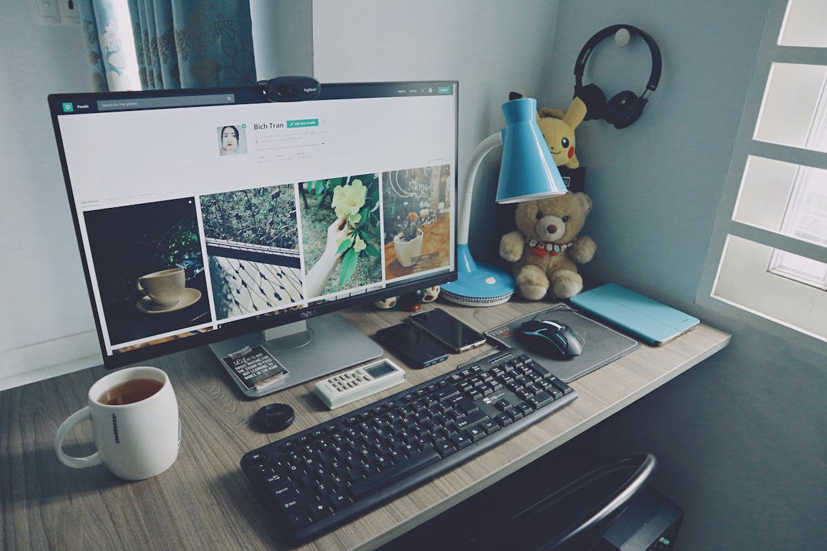 Como configurar uma hospedagem de site passo a passo Turned on Monitor, Keyboard, and Items on Desk