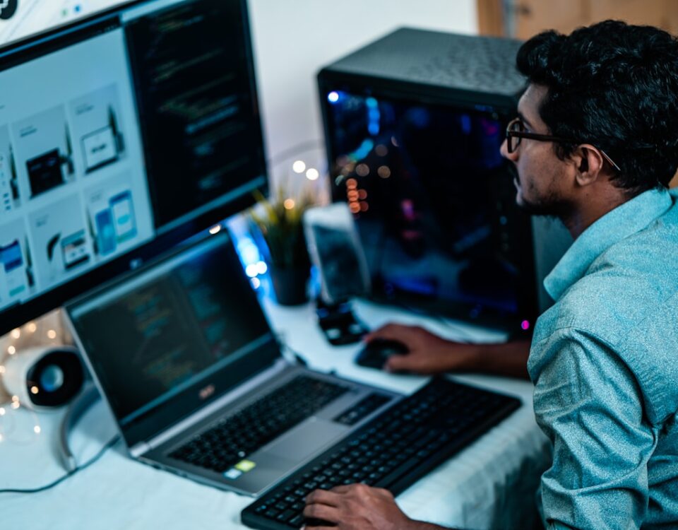 Como encontrar cursos livres de tecnologia nas melhores plataformas man in blue dress shirt using computer