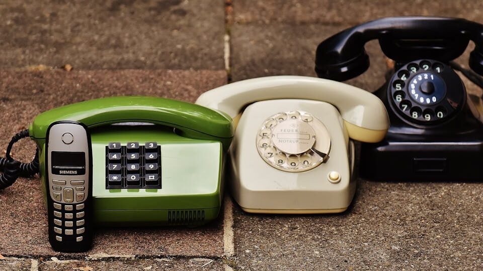 As Invenções Tecnológicas Mais Surpreendentes da História Black Rotary Phone
