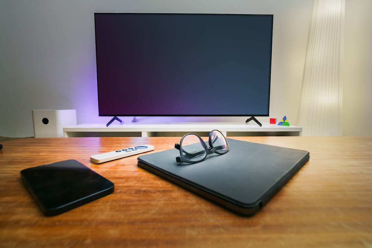 Como Melhorar a Qualidade de Streaming em Casa? Modern Home Living Room with Smart Devices
