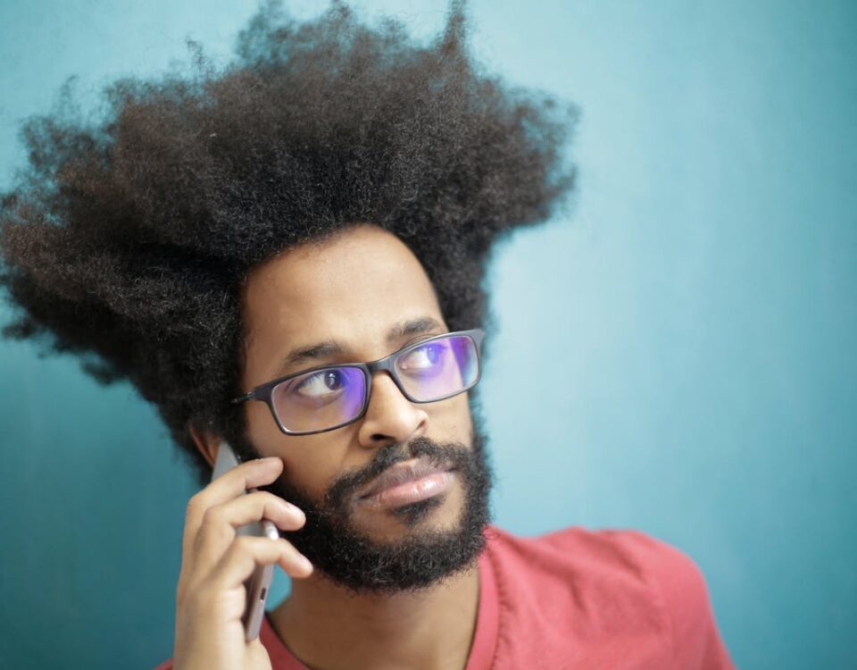 Como o estoicismo se aplica ao uso consciente da tecnologia Man in Red Crew Neck Shirt Wearing Black Framed Eyeglasses