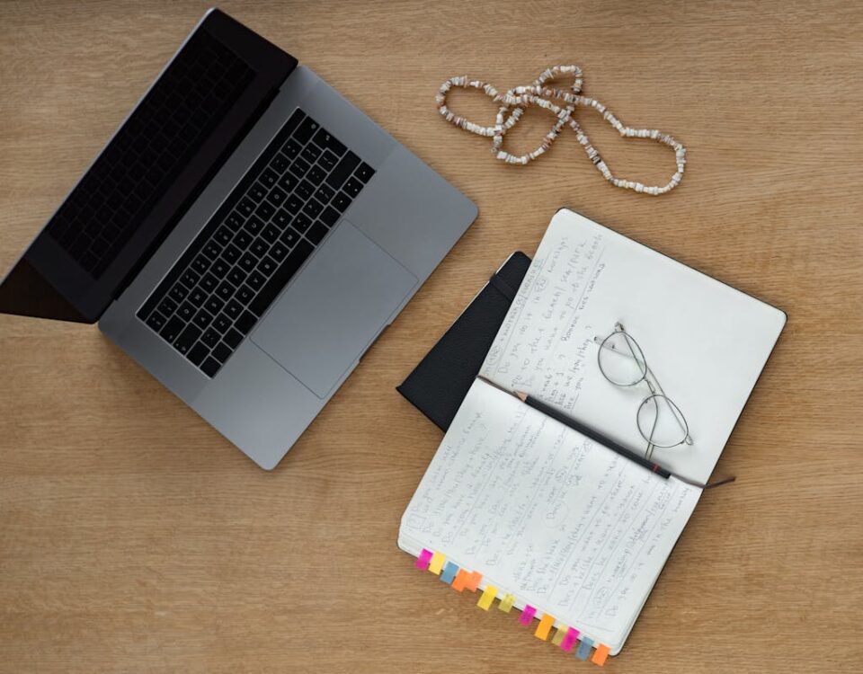Como escolher a melhor plataforma para cursos online? Free stock photo of above, background, beaded chaplet