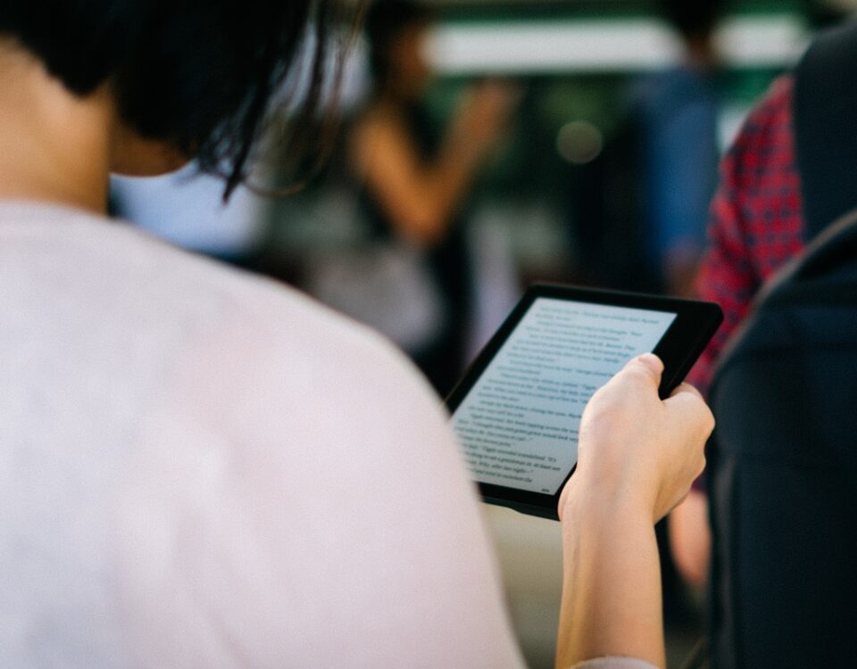 Como o Kindle mudou o hábito de leitura? woman holding ebook reader