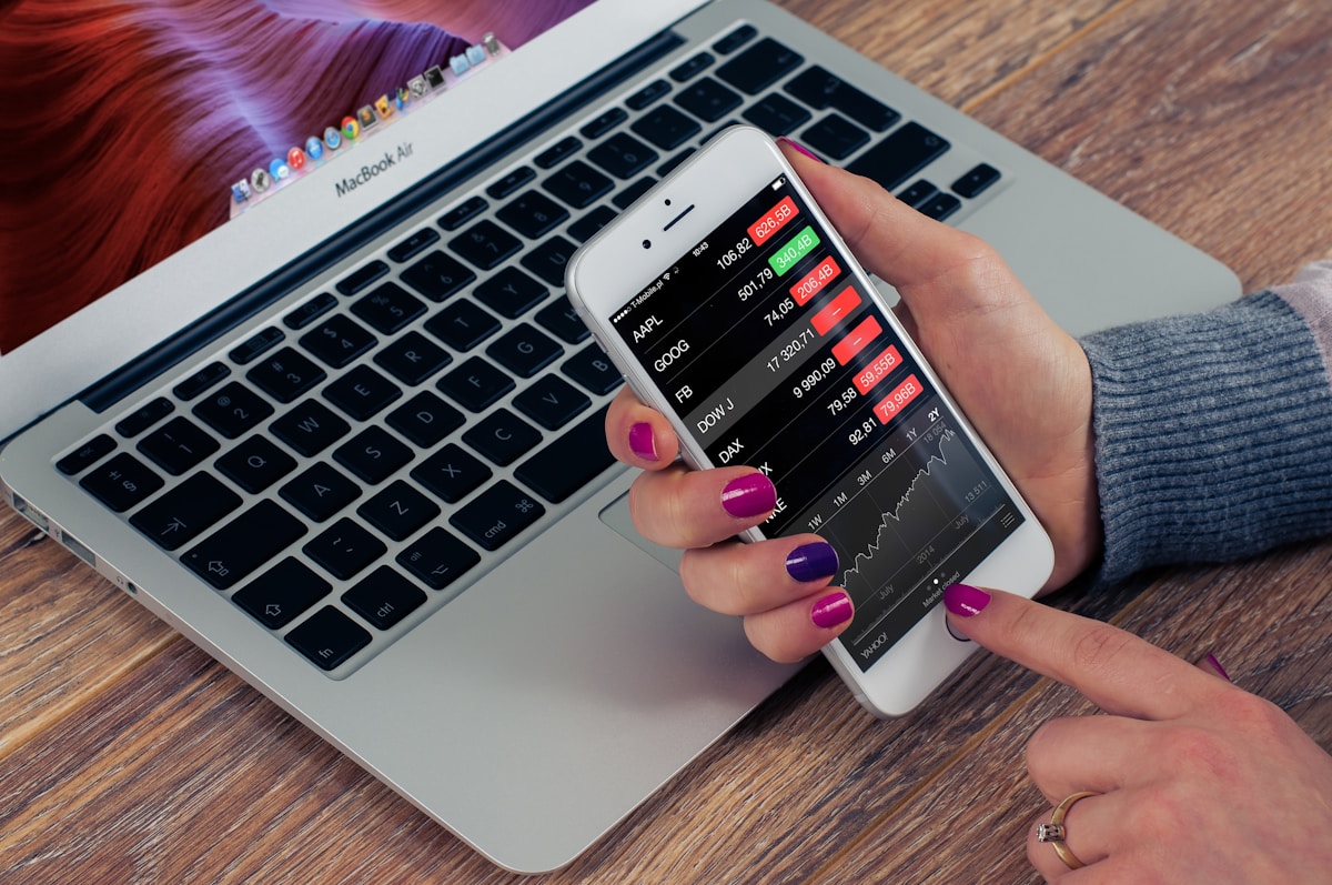 Fintechs: Tecnologia por trás das suas transações financeiras person holding silver iPhone 6