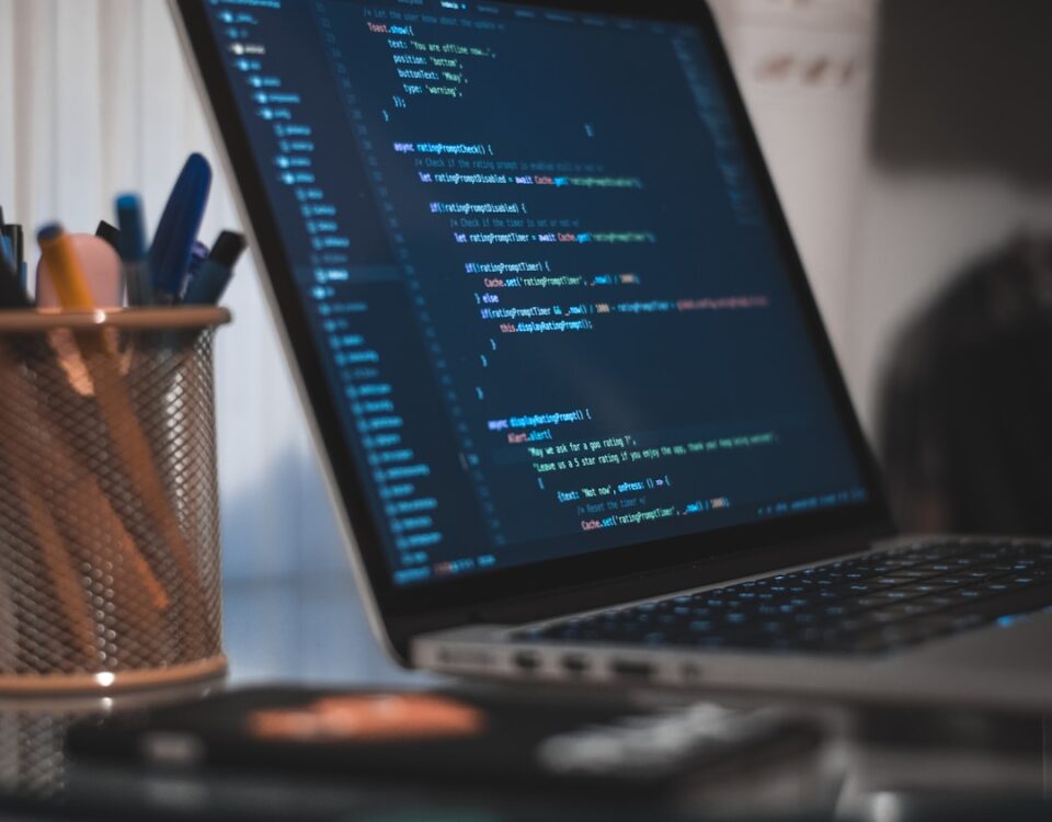 Guia essencial para começar a programar em 2025 turned on laptop computer