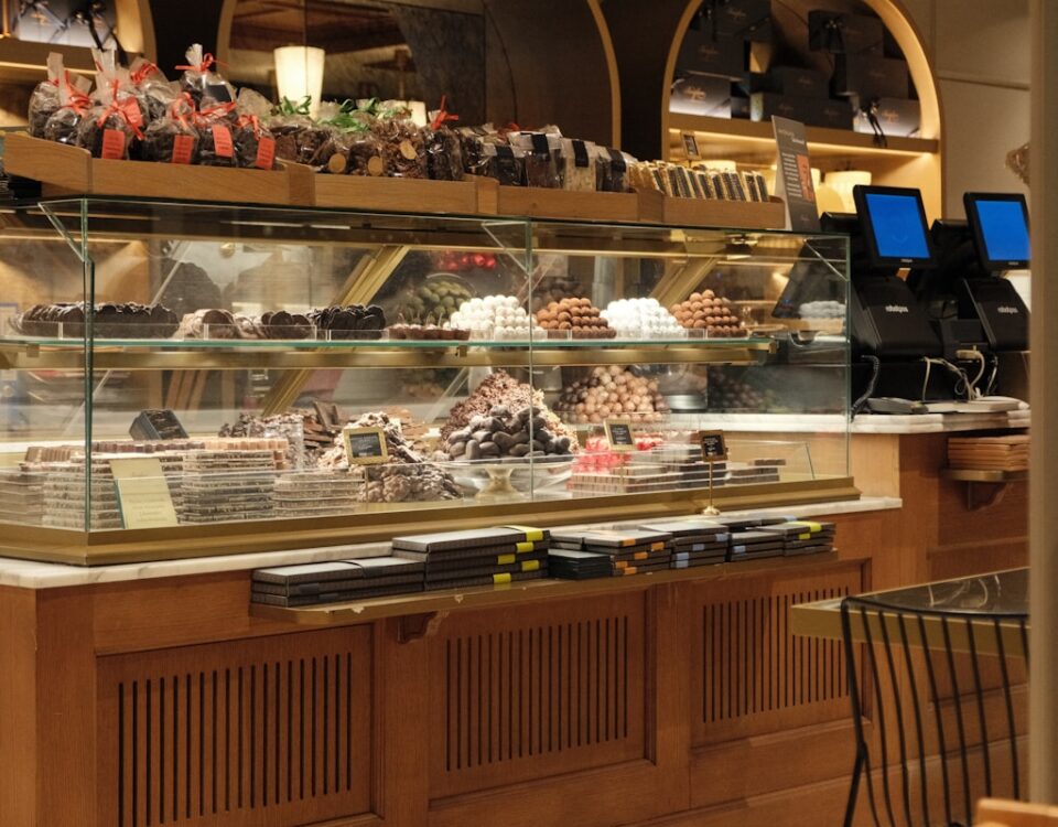 Tecnologias que transformam o comércio em Mato Grosso a bakery filled with lots of different types of cakes