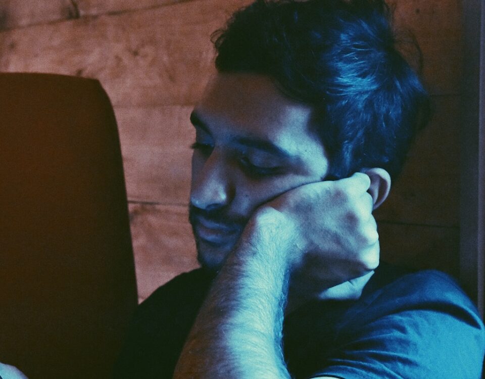 Apps que ajudam a monitorar sinais de burnout no dia a dia man leaning his face on his left hand