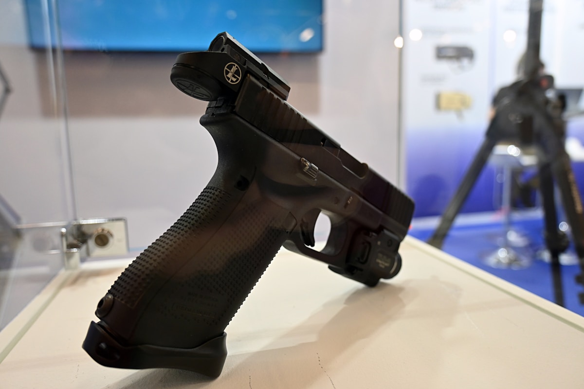 Tecnologias de ponta usadas na fabricação de armas inteligentes a close up of a gun on a table