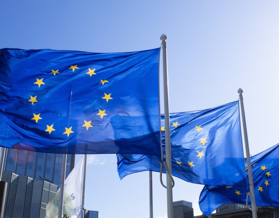 Tecnologia na Europa: impactos, benefícios e inovações blue and yellow flag on pole