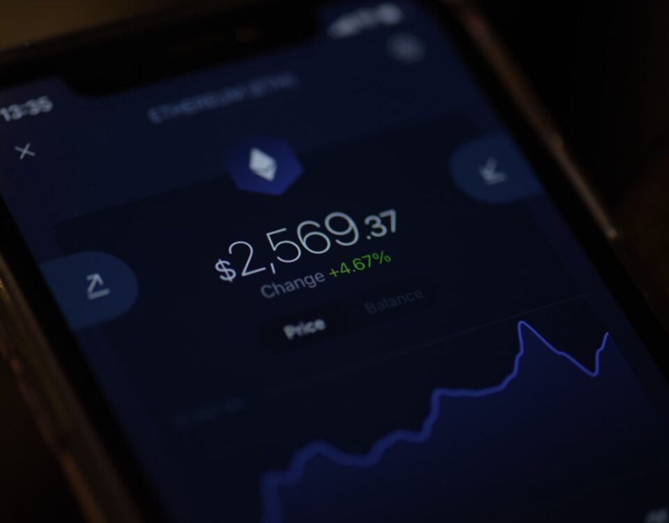 Como Investir em Criptomoedas Usando Seu Smartphone a cell phone displaying a price of $ 250