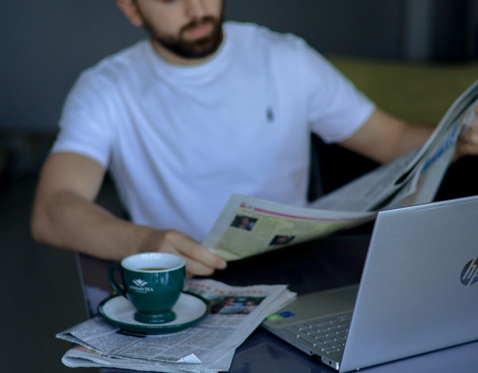 Como a tecnologia está transformando campanhas políticas a man sitting at a table reading a newspaper